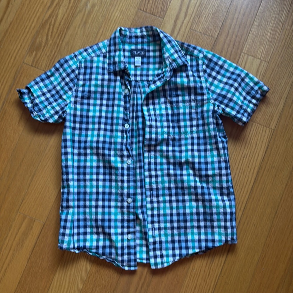 Good condition 
Short sleeve button down shirts